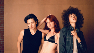 Image of Muna w/ Hemlocke Springs